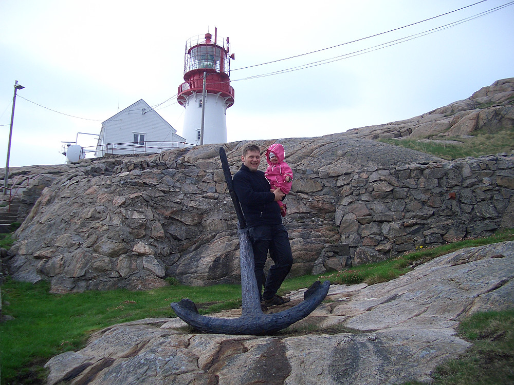 Her har vi funnet ett anker vi kan stå og lene oss på mens mamma tar bilde av oss forran fyrtårnet på Lidesnes.