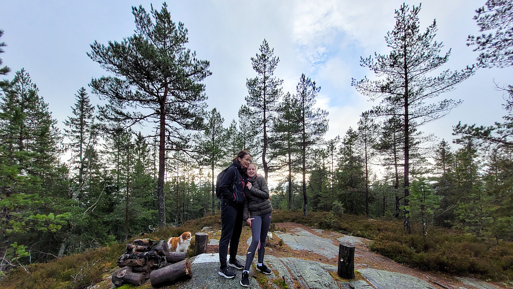 Jeg og mamma på toppen av Holterkollen sammen med hunden vår Sniff.