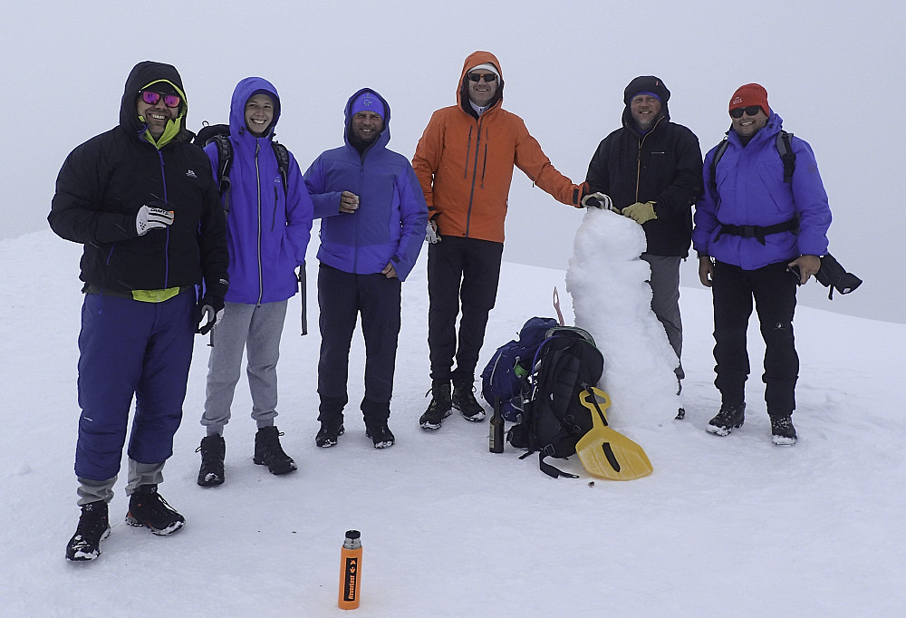 Her er vi alle sammen på toppen av Glittertinden. Fra venstre: Stian, meg, onkel Ronny, Roy Vidar, pappa og Espen.