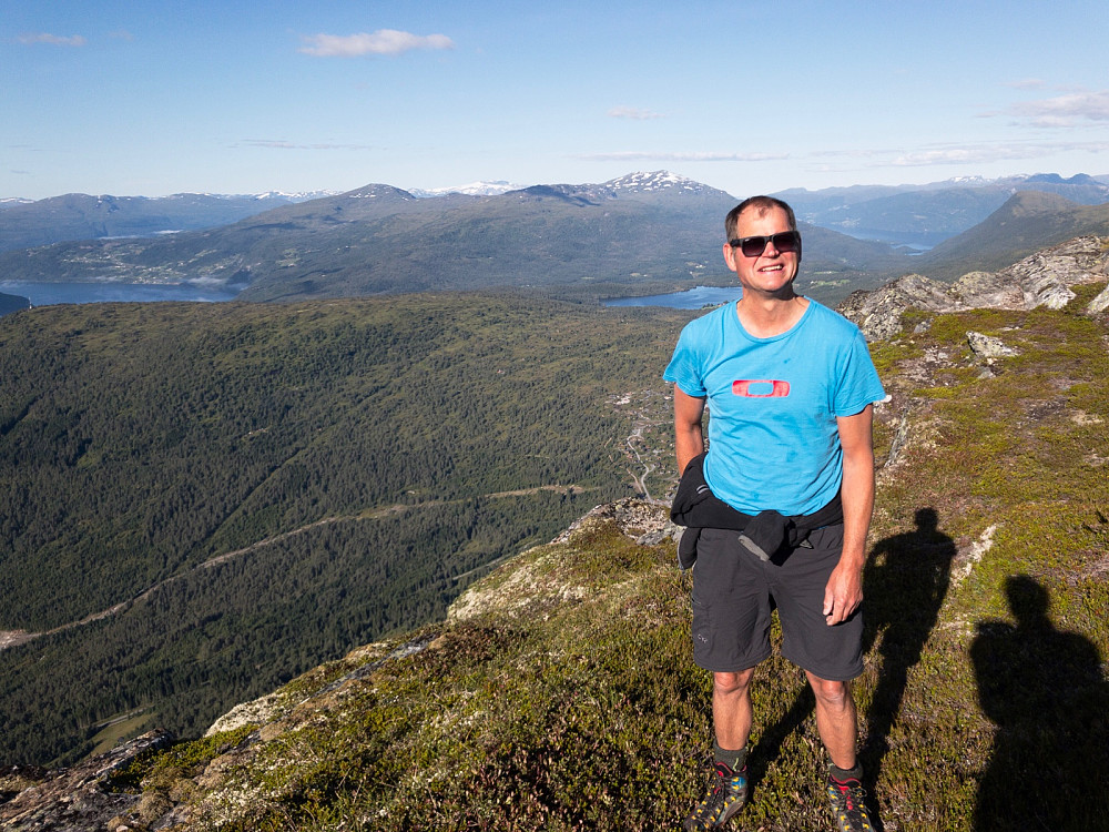 Meg på utsiktspunkt Horningsdalsvt bak til høyre Nordfjord til venstre