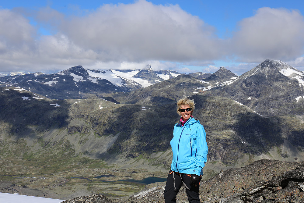 Else Mari og brukbar utsikt mot Jotun-topper lengre nord. Storebjørn er lett gjenkjennelig der den reiser seg fra breene som omkranser den.