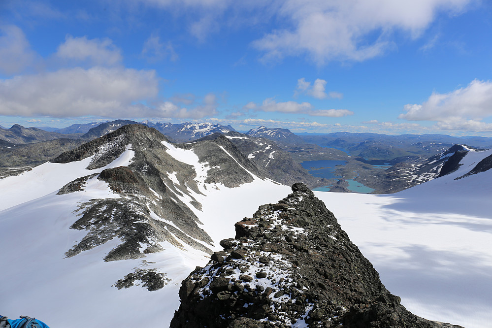 Sørøstover fra Søre Sagi ser vi den lille nubben på det sydligste punktet på ryggen. Mjølkedalsbreen nedenfor.
