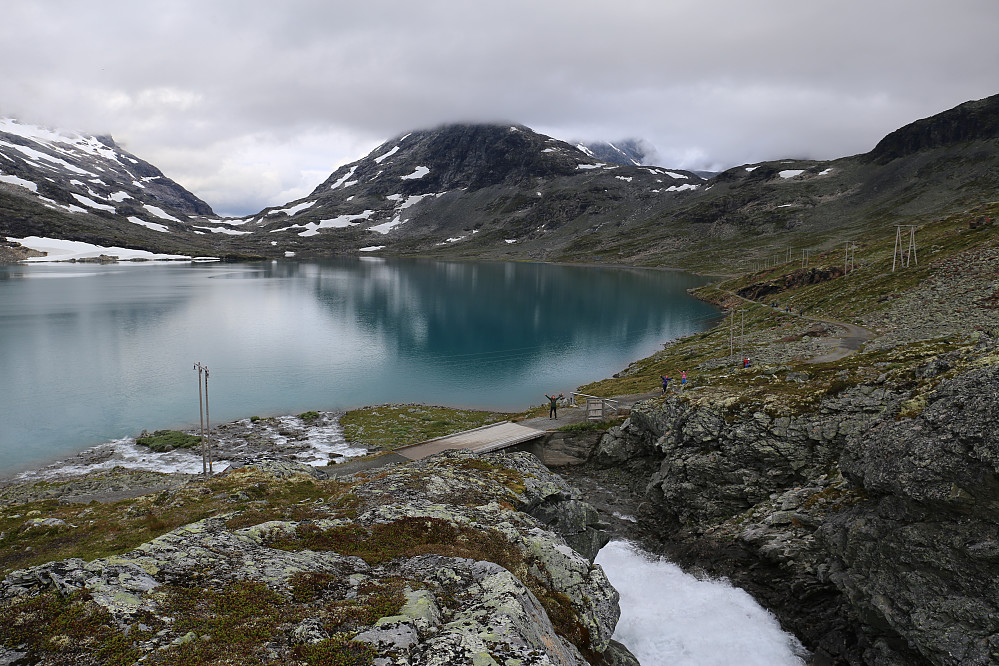 Avmarsj fra Koldedalen. Portalen i bakgrunnen, Falketind forsvinner opp i skyene på høyre siden av Portalen.