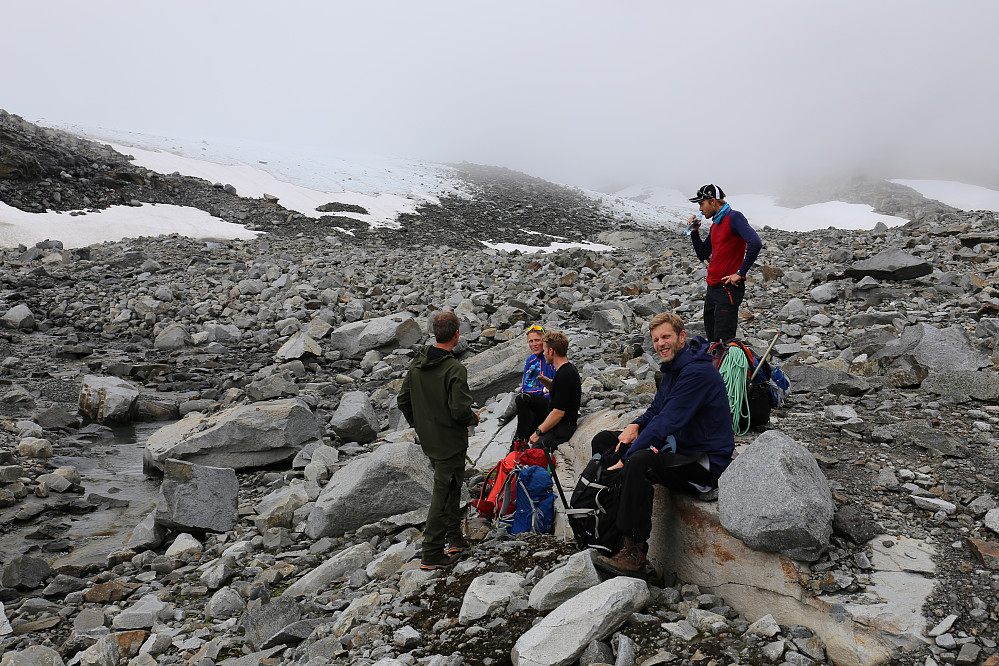 Liten pust i bakken oppe ved Falkbreen. Ikke rare utsikten enda, men det skulle bli bedre. Roger, Borgar, Oddbjørn, Anders og Jarle nyter foreløpig turen.