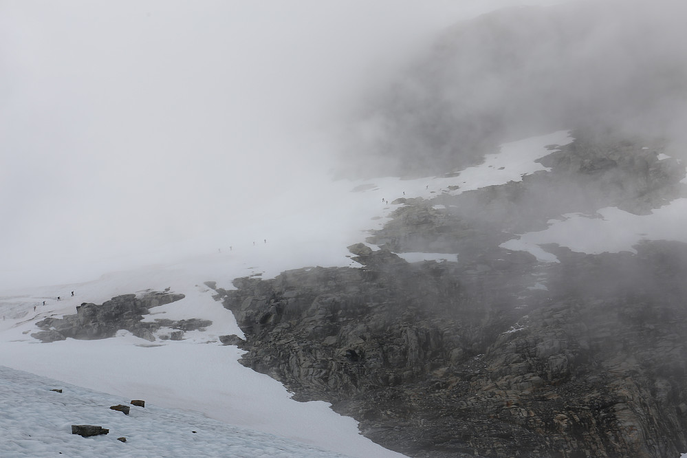 Tøff stemning her oppe ved Falkbreen. Det ene taulaget etter det andre avanserer mot innsteget til Pioner-ruta som begynner der snøen slutter.