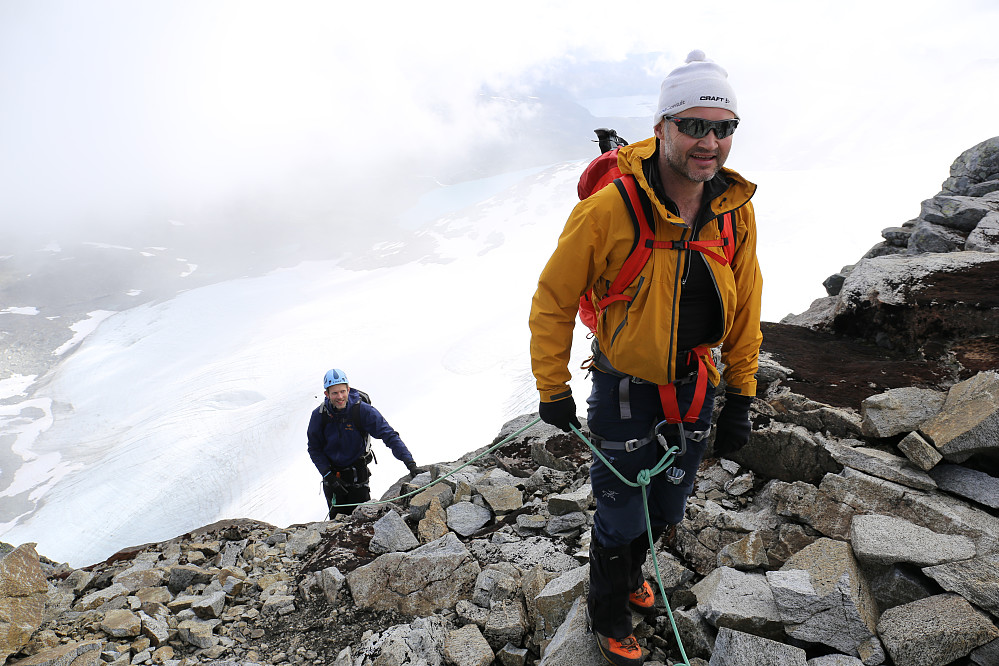 Ola og Anders i ferd med å nå toppen av Pioner-ruta i Østveggen.