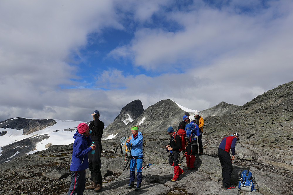 Uniconsult på tur i Jotunheimen på en dag Heimen viser seg fra sin bedre side. Stølsnostinden i bakgrunnen.