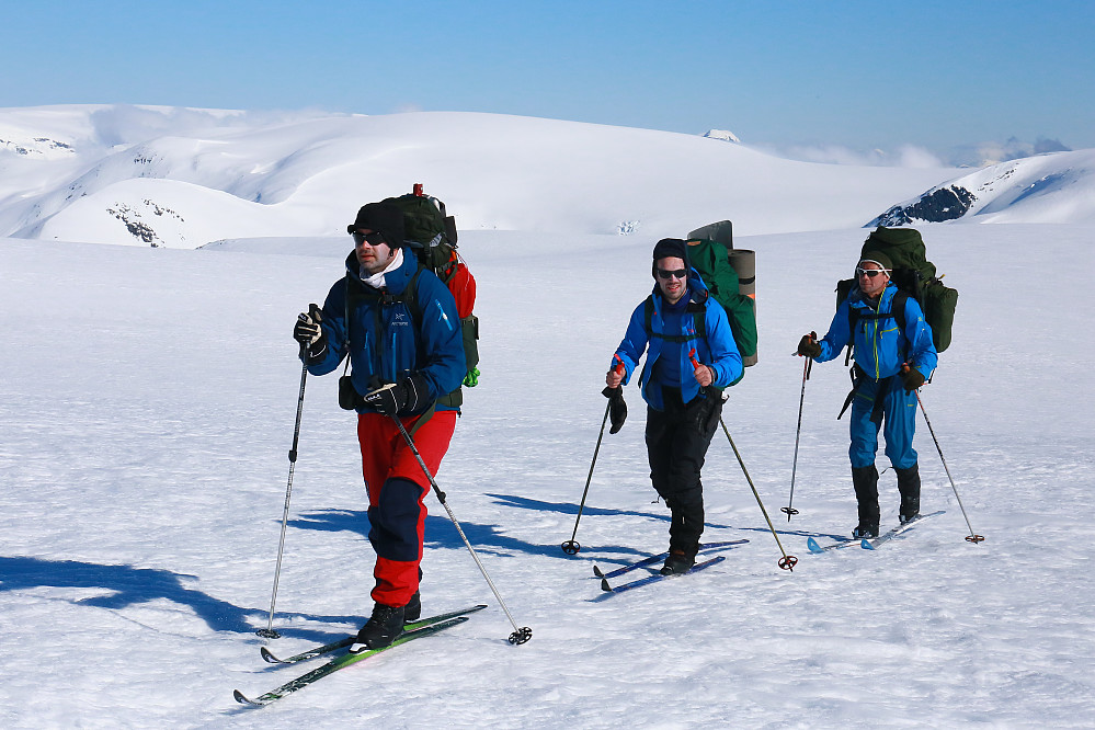 Litt mer påkledd i dag som følge av vinden, men nok en nydelig dag. Jostein, Frode og Jan-Trygve har fått tilbake smilene etter gårsdagens lange dag.