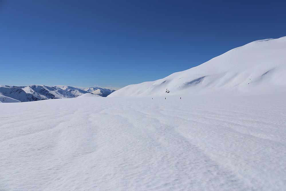 Her er vi kommet ned til Flatbreen og farten er litt mer edruelig igjen. Rolig og pent går det, ned mot trakten på høyre siden (vestsiden) av Flatbreen.