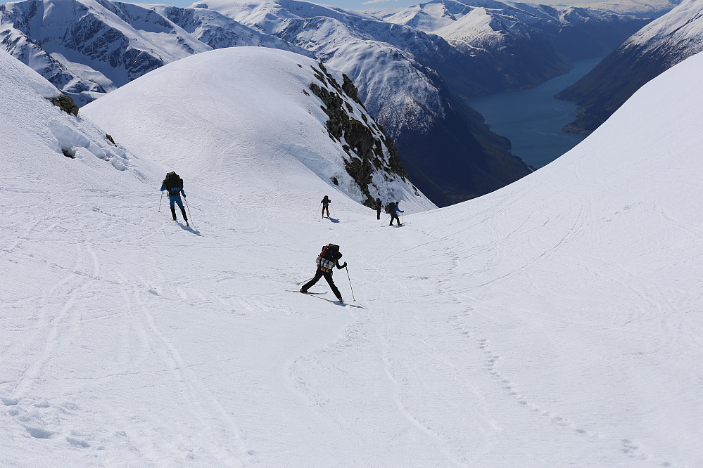 Bratt ned her. Vi gikk over til å dra skiene etter oss, kjøringen var blitt helt uforsvarlig med tynne ukontrollerbare fjellski.