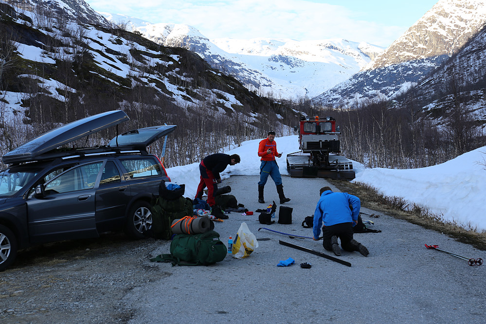 Her er bilen parkert et par kilometer før Fåbergstølen og gutta gjør klar ski og sekker til den forestående turen.