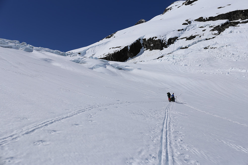 Det var enkelt å finne frem i brefallet. Plenty med snø og gode spor etter tidligere skigåere gjorde jobben enkel.
