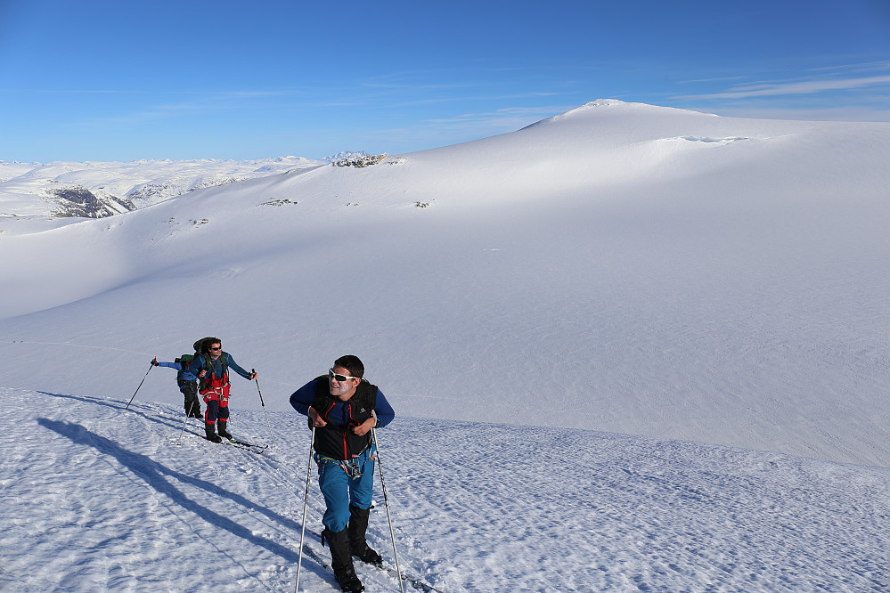 Oppstigningen fra Ståleskaret er ganske bratt med ski på beina men det gikk veldig fint med feller. Det er ettermiddag og skyggene begynner å strekke seg litt. Brenibba i bakgrunnen.