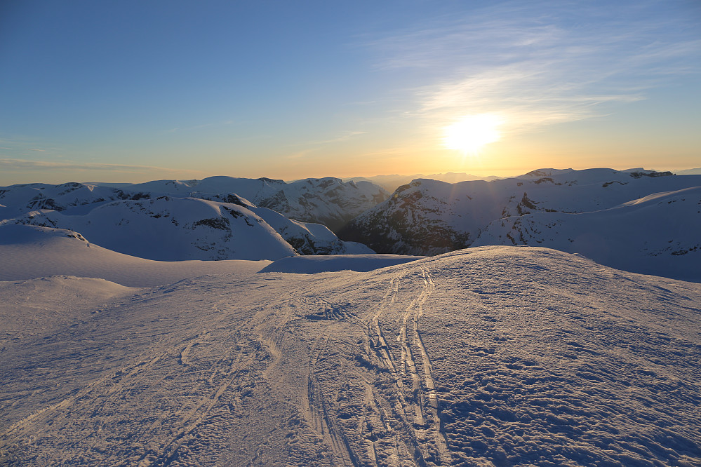 Det mørkner nå, sola er på vei ned og fjellene er badet i kveldslyset. Helt magisk å oppleve dette der oppe i fjellheimen.