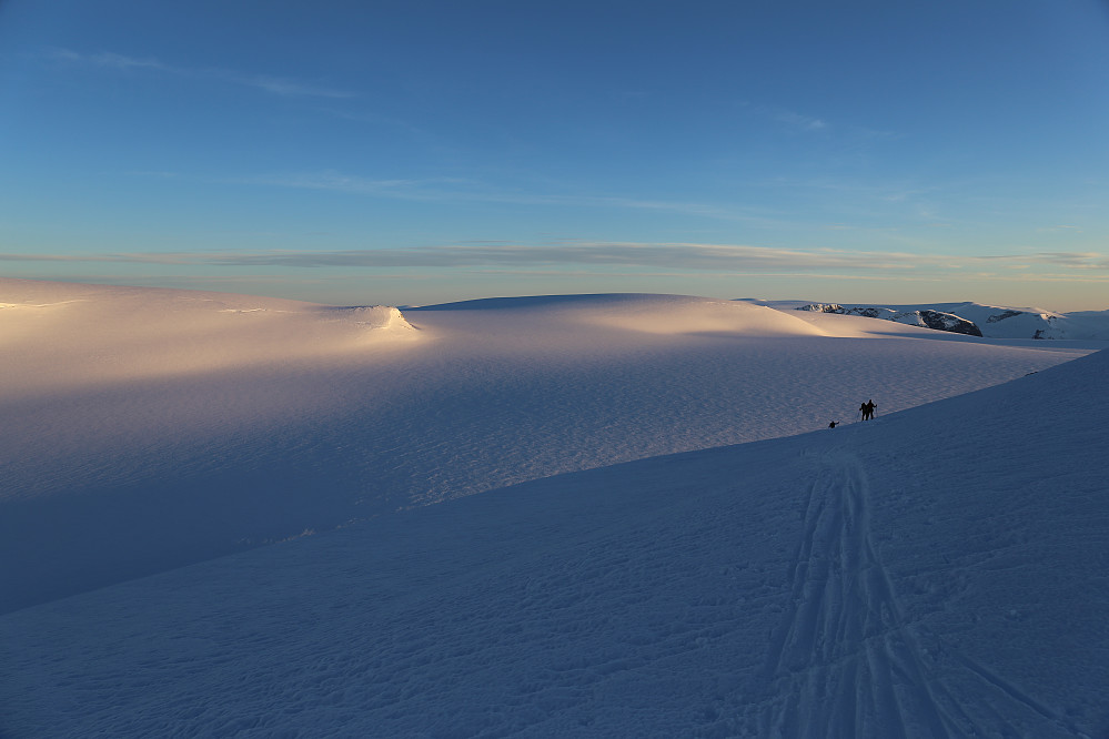 Her er vi nesten tilbake ved teltet i Ståleskaret og vi ser utover mye av Jostedalsbreen som får dagens siste solstråler.