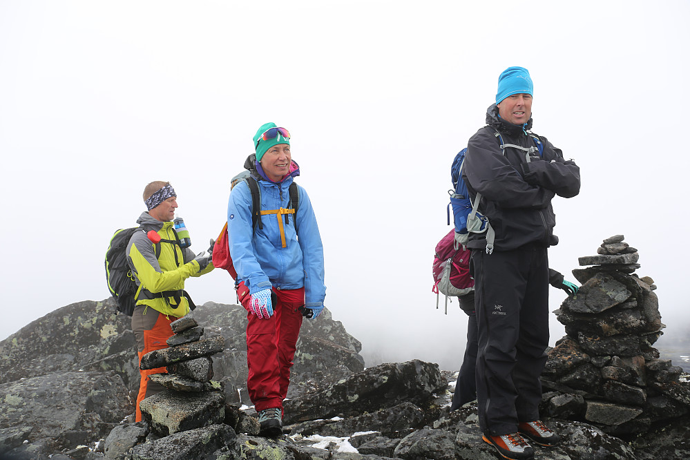 Lasse, Marianne og Thomas fornøyde med å være på tur. Varder er gode objekter å få med i bilderamma!