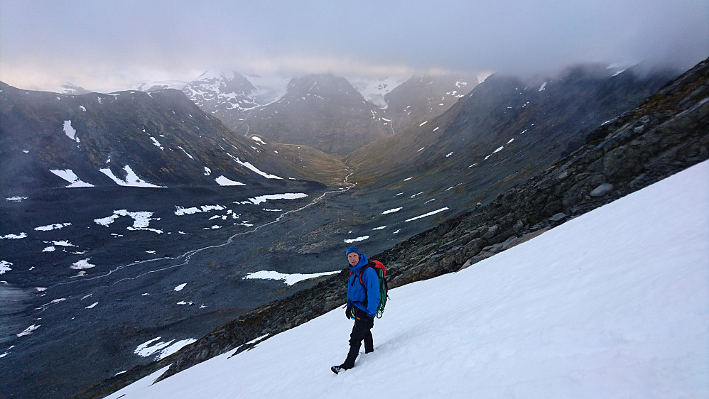 På vei ned snøbakkene mot brekanten på Nørdre Illåbre før vi skal ned dalen vi ser i bakgrunnen. Et drøyt stykke igjen enda!