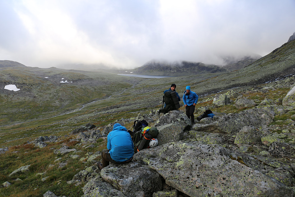 Vi har kommet oss ned i Langedalen og nyter at varmen er i ferd med å trekke inn i kroppen igjen. Solstrålene varmer like godt som egen bevegelse.