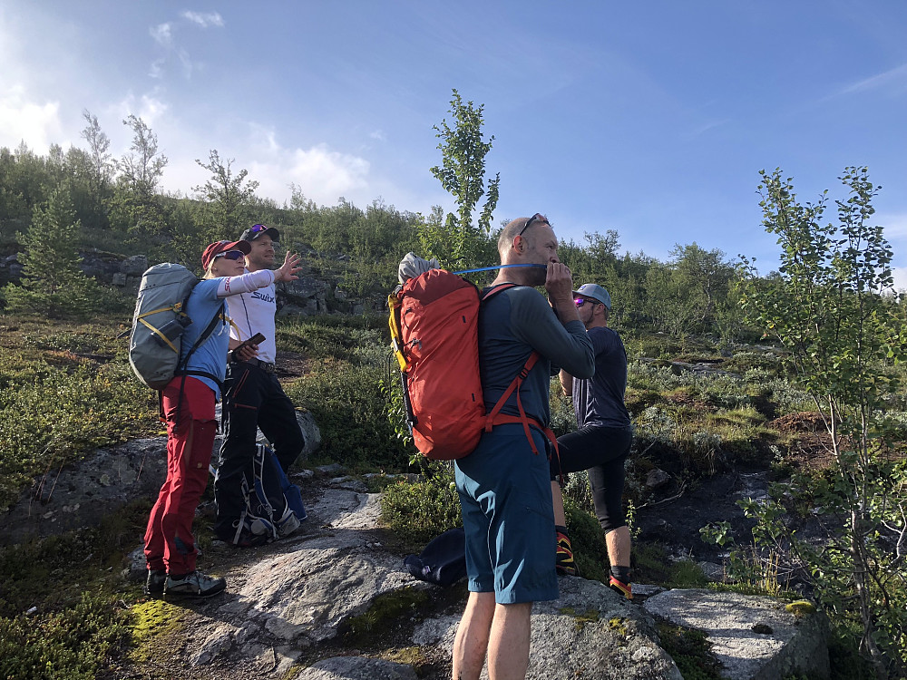 På vei oppover lia i nydelig vær. Flere av oss tok sjansen på shorts i dag, og det var helt innafor.