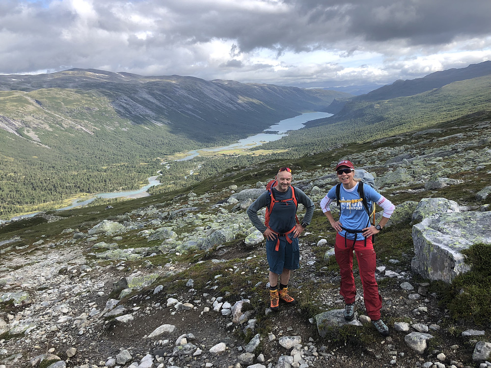 Marianne og Ola tar seg tid til en kort pust i bakken opp fra Sota Sæter og Liavatnet i bakgrunnen.