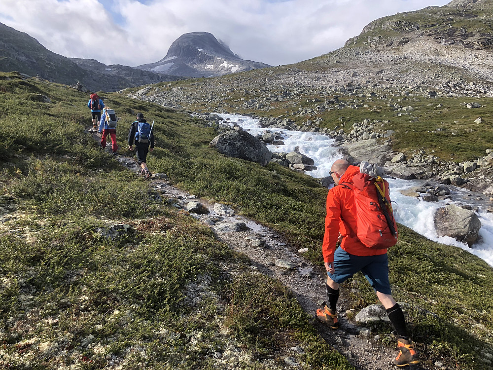 Det bærer innover Tverrådalen og etter hvert Steindalen langs Tverråi og vi ser fortoppen til Tverrådalskyrkja. Vi skal ikke direkte opp der, men rundt på venstresiden og opp normalruta fra øst.