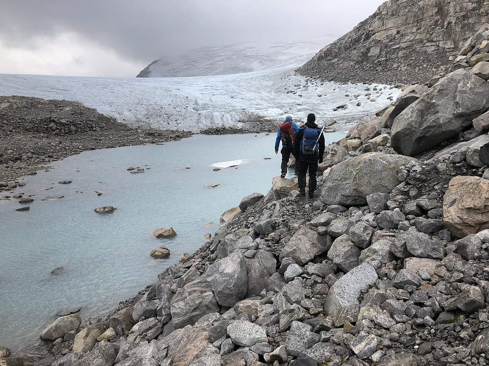 Fortundalsbreen i sikte, snart klart for stegjern. Tåka er i ferd med å lette litt også, og når vi kom opp på breplatået så vi stortoppene i Hurrungane i sør.