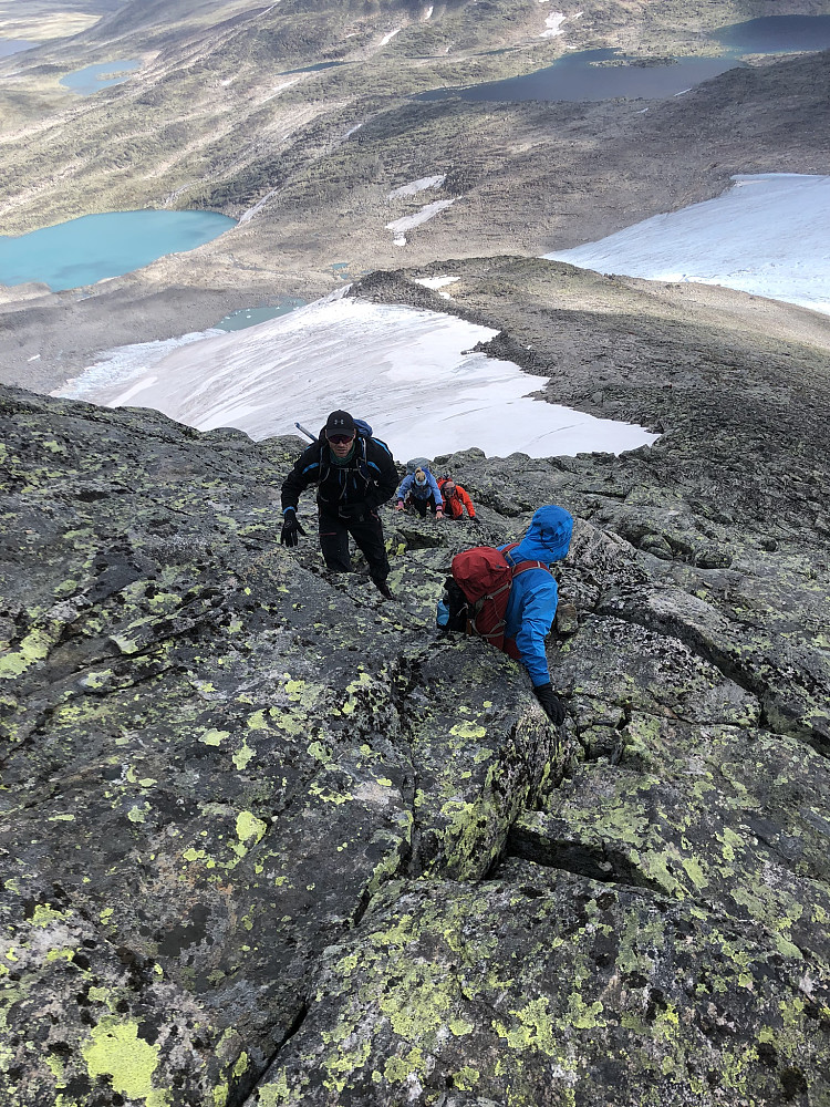 Klyving i storsteinet ur på vei opp mot toppen. Fortundalsbreen nede til høyre, mens fonna til venstre er hengebreen i østveggen på Tverrådalskyrkja.