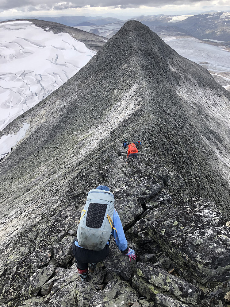 På vei ned sør-ryggen til Tverrådalskyrkja til bandet mot Søre. Tørt og fint klyvefjell og ingen store vanskeligheter.