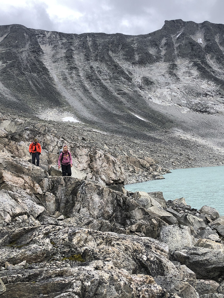 Travers i ura forbi vann (1392) med tilbakeblikk på vestveggen til Tverrådalskyrkja. Den tøffe profilen kommer veldig til sin rett fra denne siden, og klatrehammeren på nordsiden av toppunktet trer tydelig frem.