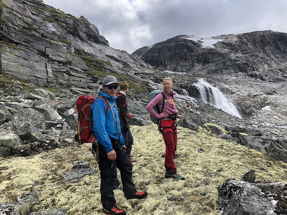 Mosekledd hylle og en liten pust i bakken etter siste lille utfordring ned bakkene mot Tverrådalen. Herfra venter bare returmarsjen til Sota.