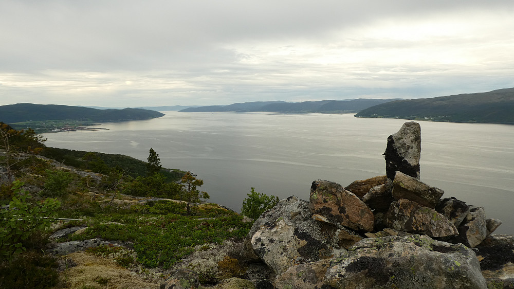 Toppen.Vi ser innover fjorden mot Trondheim.