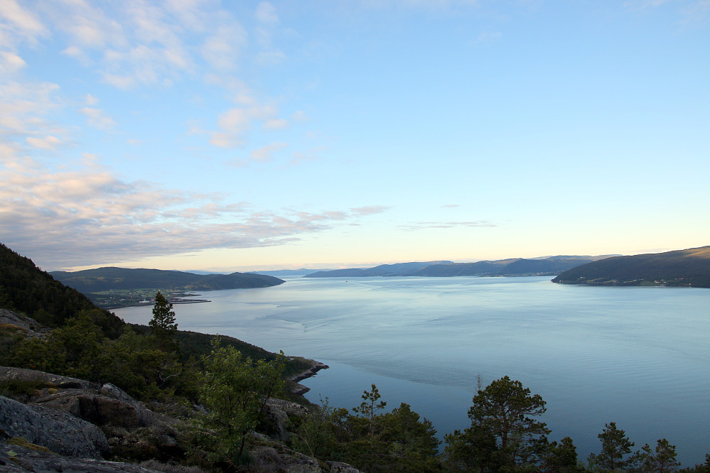 Innover Trondheimsfjorden mot Trondheim.