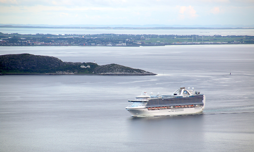 M/S Crown Princess på vei til Trondheim.Ørlandet og Agdenes Fyr i bakgrunn.