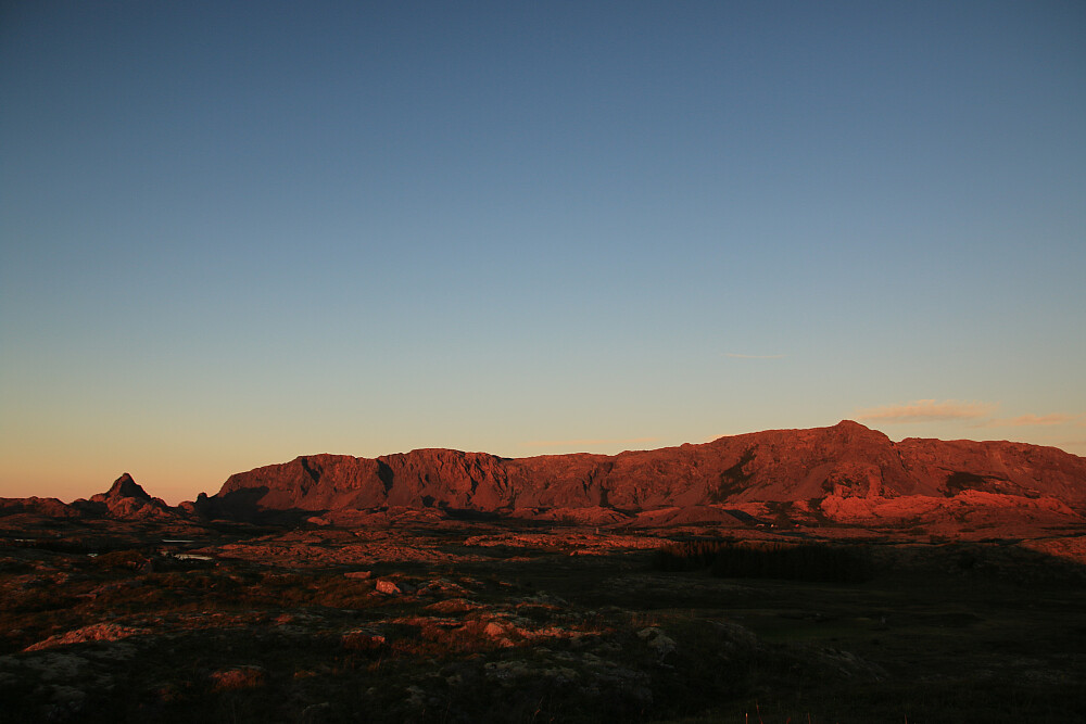 Lekafjellene i solnedgang sett fra Bremneset.
