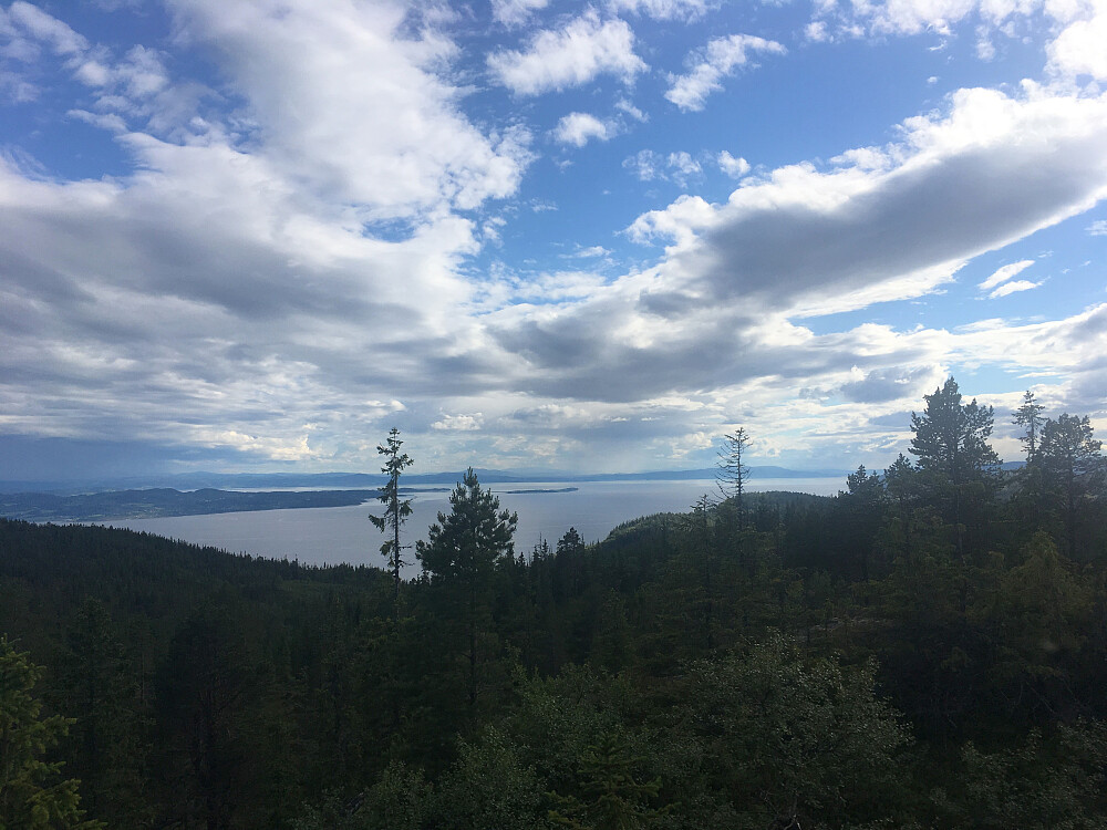 Ser utover Trondheimsfjorden mot Trondheim.Tautra i det fjerne.