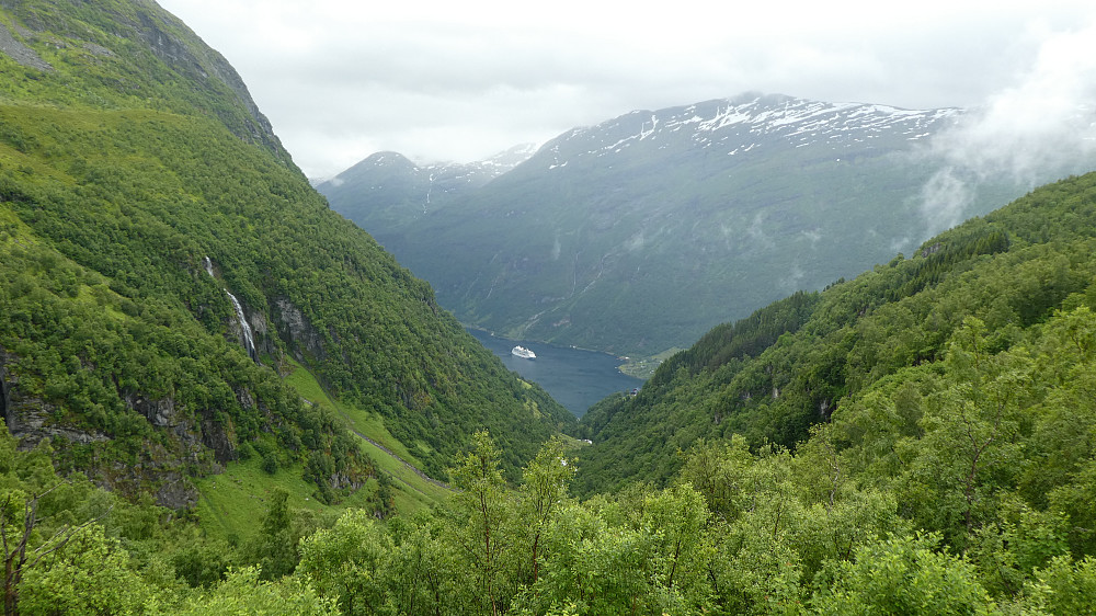 Geiranger langt der nede.