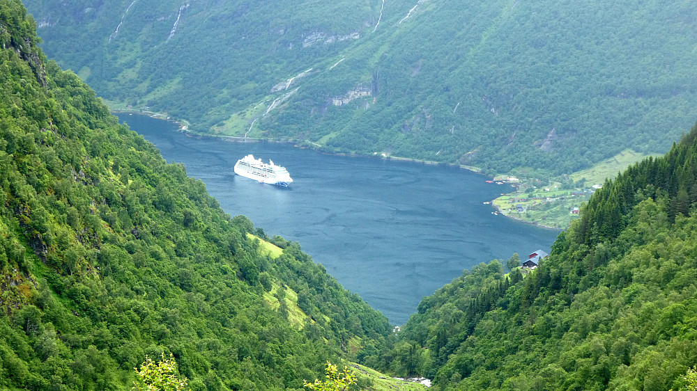 M/S Pacific Princess og Holmlung,Geiranger.