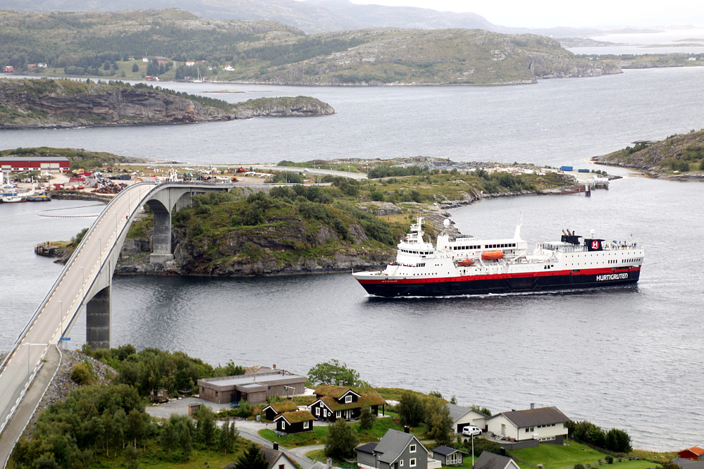 M/S Vesterålen på nordgående i gråværet.