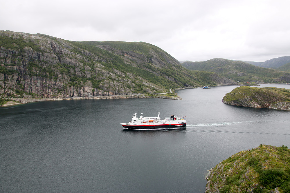Passerer over Stokkholet 117m. dybde.