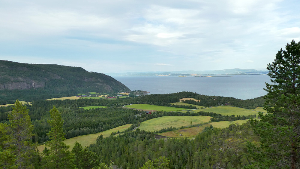 Utsikt fra Nosa mot Hindrem.Tautra og Frosta i det fjerne.