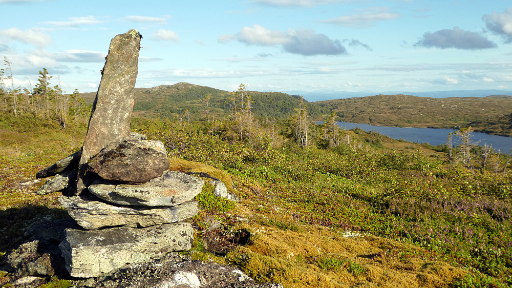 "Potent"varde på Solliklumpen 509 moh.Årliklumpen i bakgrunn og Kvennbølet til høyre.