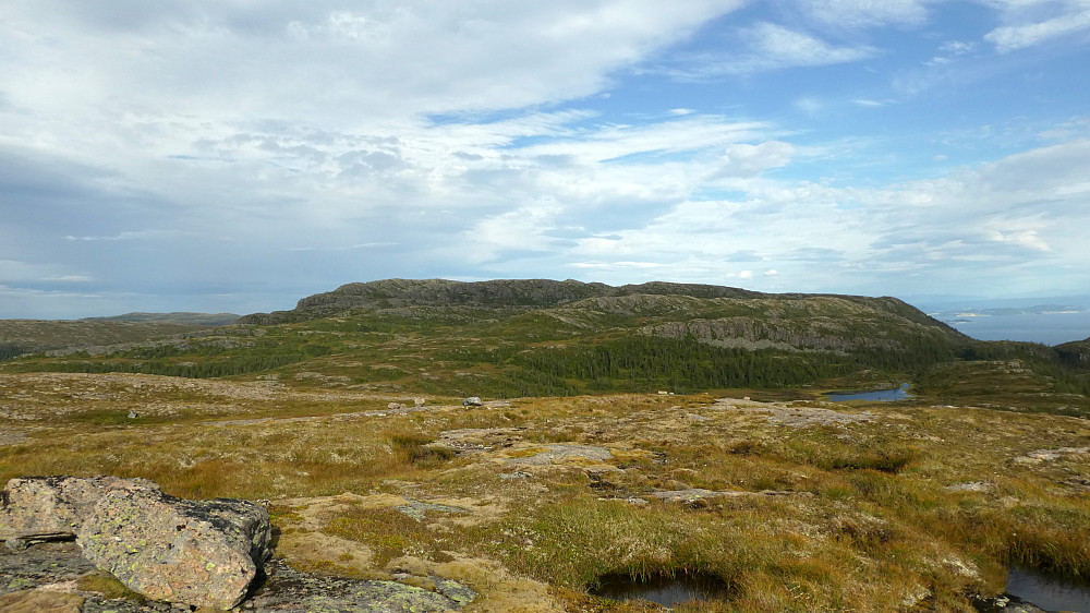 Kjerringklumpen og Pessarheia i det fjerne.