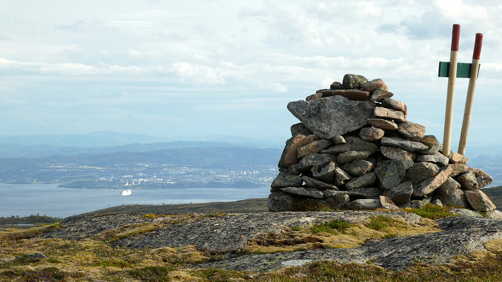 Ser over fjorden til Trondheim.