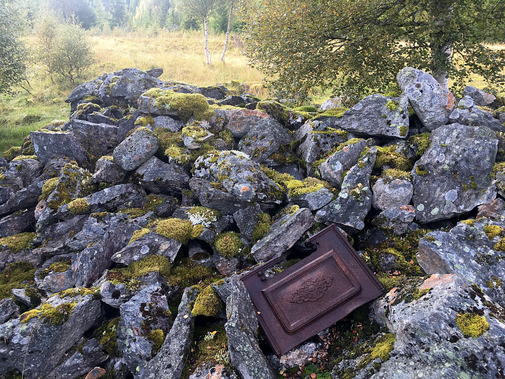 Steinrøysa nedi bakken.