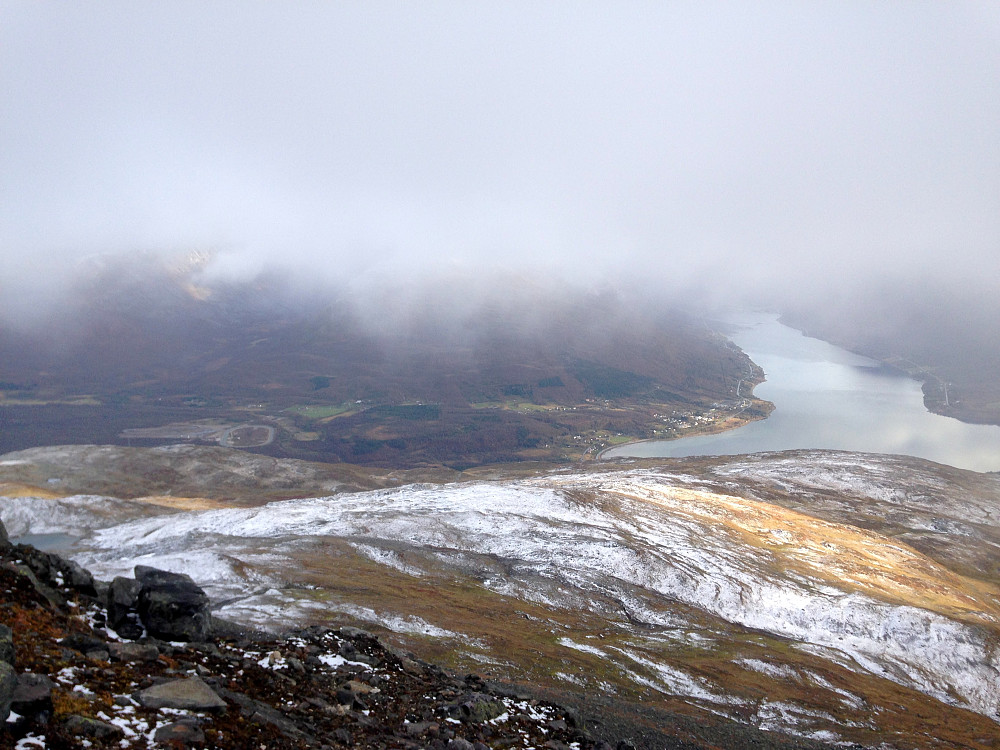 På tur ned Salen ser vi ned på Ramfjorden.
