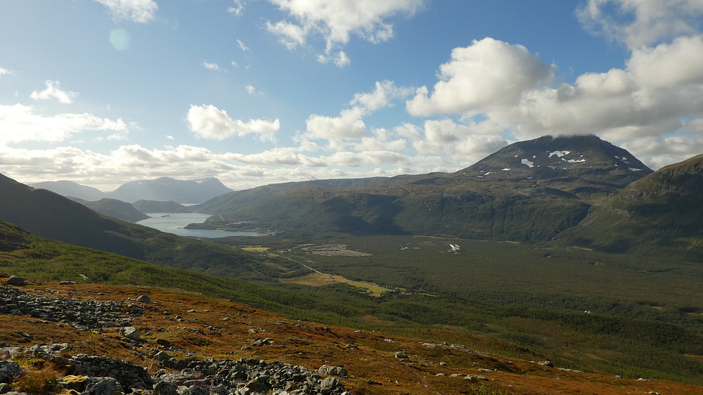 Begynner å få noen høydemeter her.Ramfjorden og Tromsdalstinden i det fjerne.