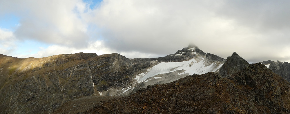 Toppen er nådd.Ser aksla(til høyre) mot Hamperokken 1404 moh.