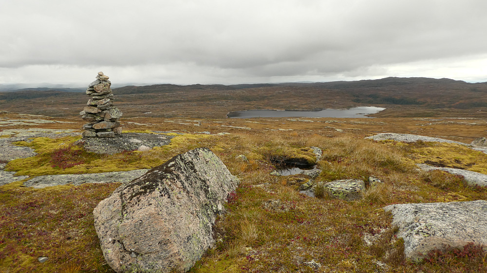 Indre-Kjølheia (øst) mot Hestdalsvatnet.