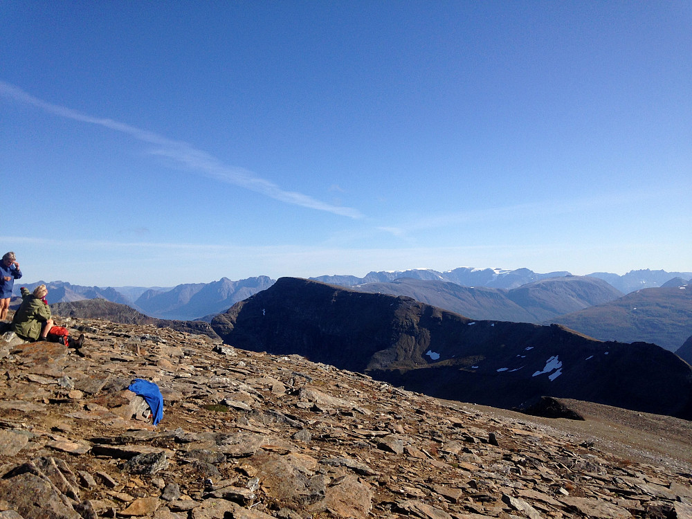 Lenangstindane  på over 1600 moh, langt i det fjerne.Ser også Jiehkkevarri sin snødekte topp på 1833 moh.