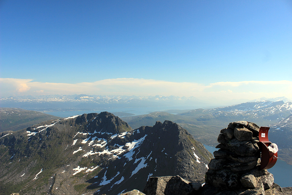 Styrmannstinden 955 moh,utsikt mot Buren 802 moh. og Tromsø.